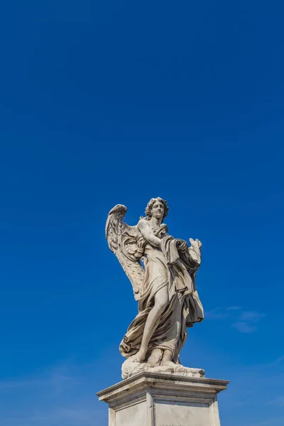 Ängel staty vid Sant Angelo Bridge — Stockfoto