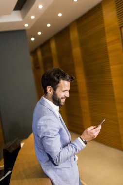 Ofis telefonu ile modern iş adamı