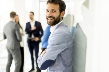 Genç iş adamları ofiste.