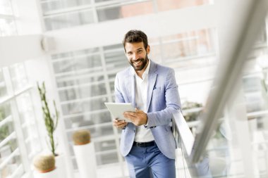 Dijital tablet ile işadamı