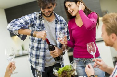 Gençler mutfakta masada