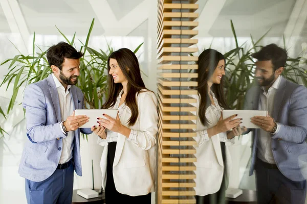 Pareja con tablet en la oficina — Foto de Stock