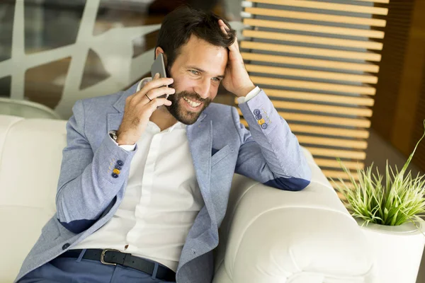 Moderna affärsman med telefon i office — Stockfoto