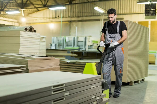 Man som arbetar i fabrik — Stockfoto