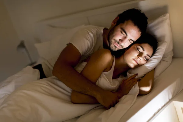 Молодая пара в постели — стоковое фото