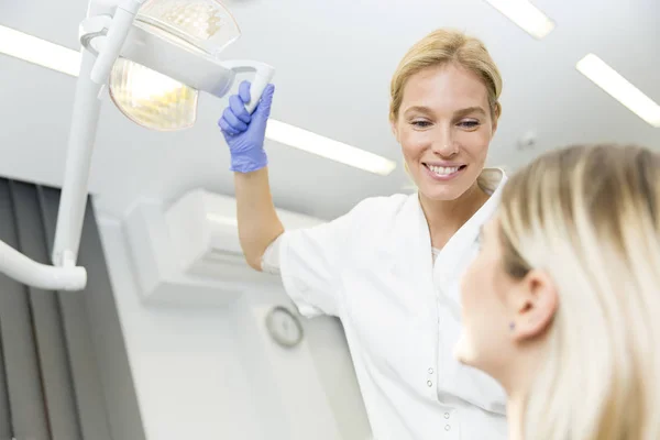 Patient bei Zahnuntersuchung — Stockfoto