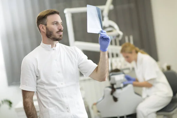 Médicos en consultorio del dentista — Foto de Stock