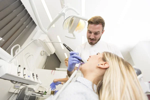 Patient bei Zahnuntersuchung — Stockfoto