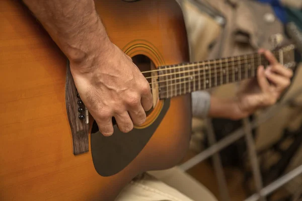 Praticando em tocar guitarra — Fotografia de Stock