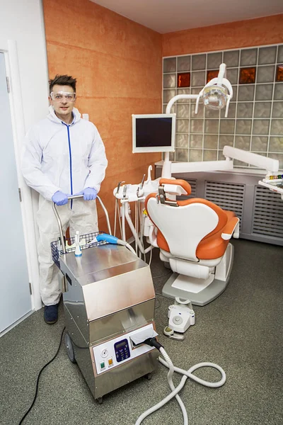 Człowiek w gabinecie stomatologicznym — Zdjęcie stockowe