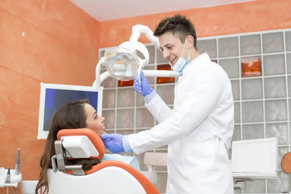 Paziente con controllo dentale — Foto Stock