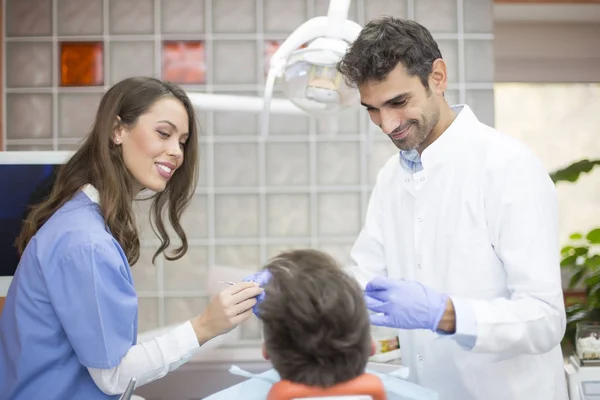 Пацієнт має стоматологічний огляд — стокове фото