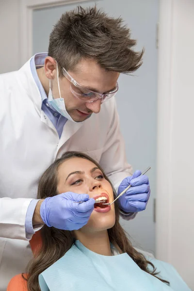Patient som har dental checkup — Stockfoto