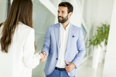 Genç iş adamları ofiste.