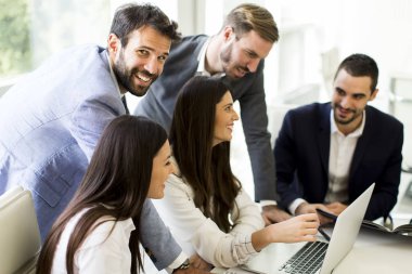 Genç iş adamları ofiste.