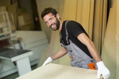 Fabrikada çalışan adam.