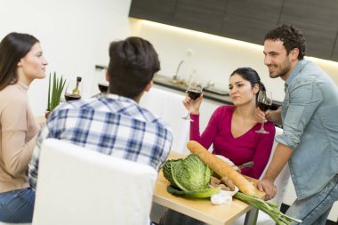 Masaya oturan genç insanlar