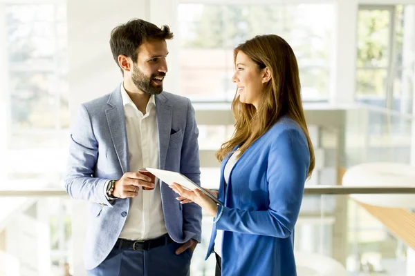 Jóvenes empresarios en el cargo — Foto de Stock