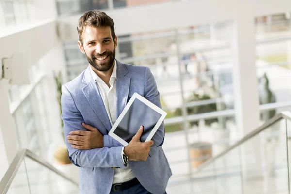 Uomo d'affari con tablet digitale — Foto Stock