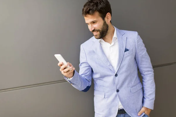 Hombre de negocios moderno con teléfono en la oficina — Foto de Stock