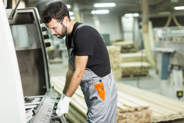 Hombre que trabaja en fábrica — Foto de Stock