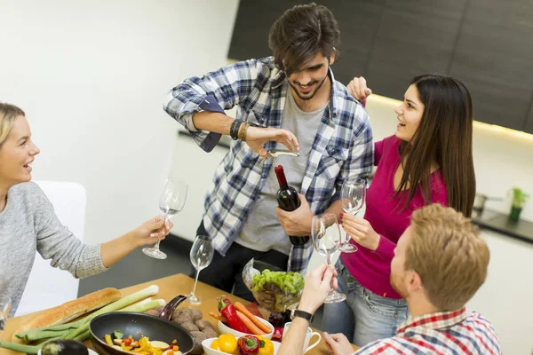 Giovani a tavola in cucina — Foto Stock