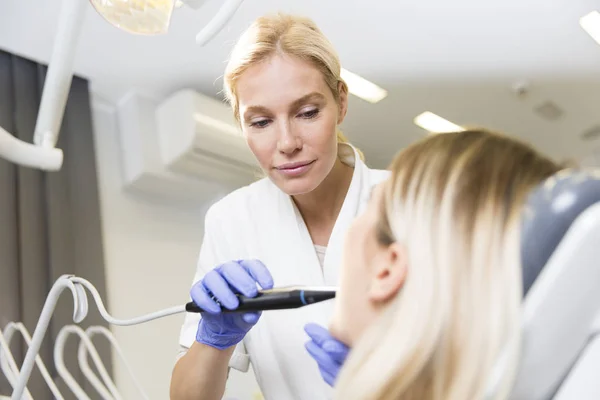 Paciente fazendo exame dentário — Fotografia de Stock