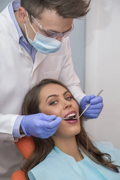 Pacient s dentální prohlidka — Stock fotografie
