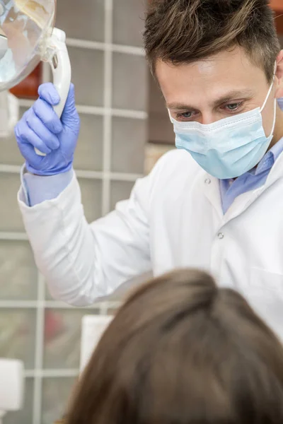 Paciente fazendo exame dentário — Fotografia de Stock