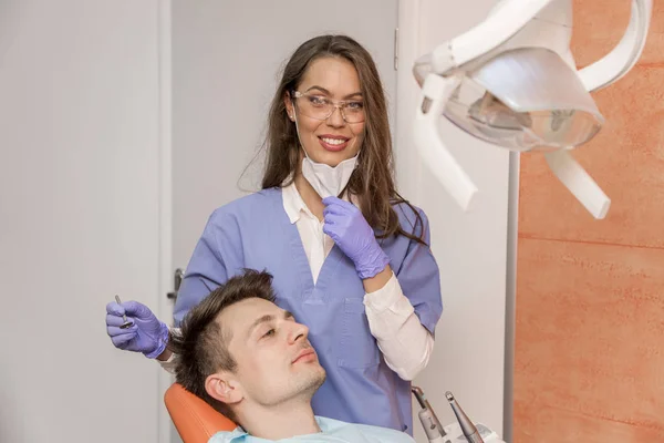 Paciente fazendo exame dentário — Fotografia de Stock