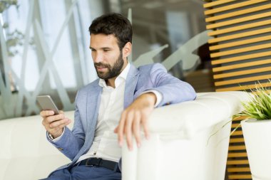 Ofis telefonu ile modern iş adamı