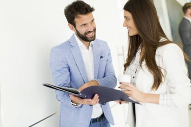 Genç iş adamları ofiste.