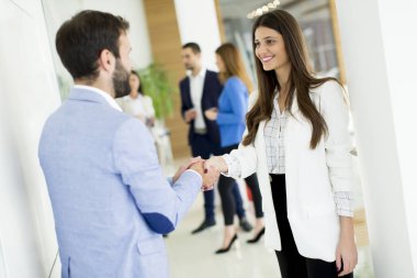 Genç iş adamları ofiste.