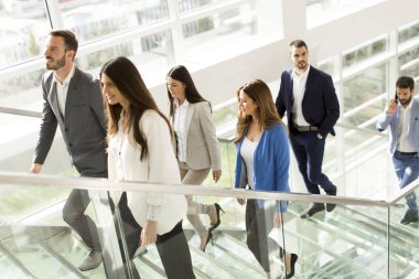 Genç iş adamları ofiste.