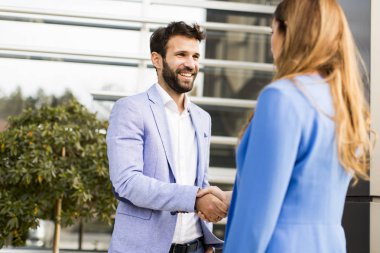 Genç iş adamları ofiste.