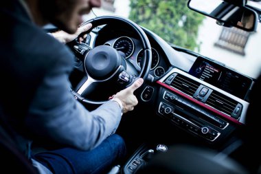 Arabadaki genç adam.