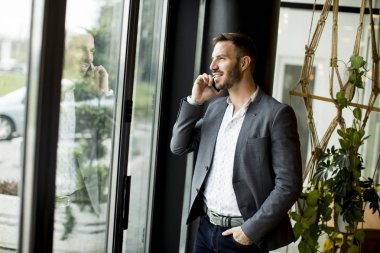 Cep telefonu olan adam.