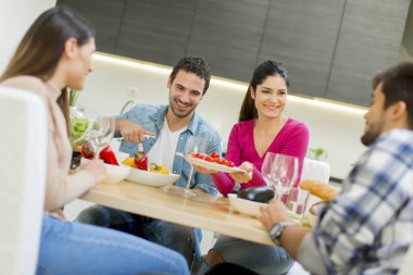 Masaya oturan genç insanlar