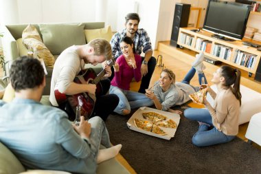 Pizza partisi de arkadaşlar