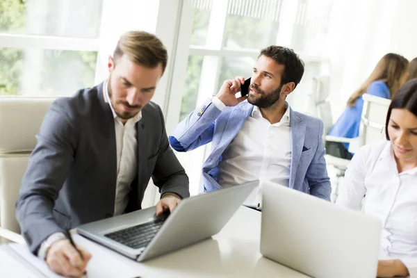 Jóvenes empresarios en el cargo — Foto de Stock