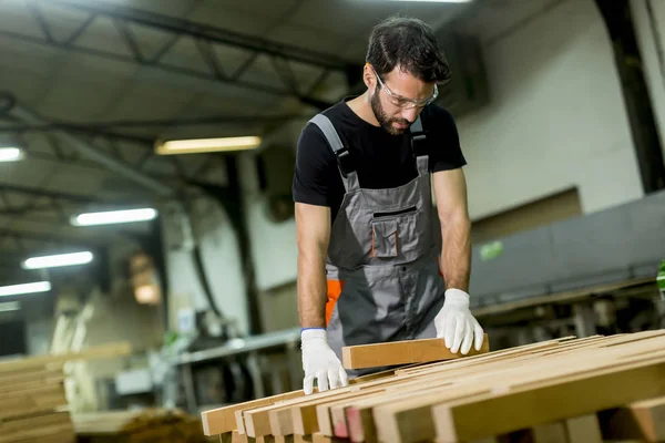 Homem que trabalha na fábrica — Fotografia de Stock