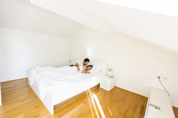 Jovem casal na cama — Fotografia de Stock