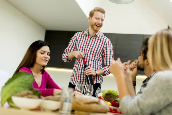 Giovani a tavola in cucina — Foto Stock