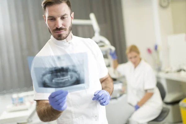 Doctor en el consultorio del dentista — Foto de Stock