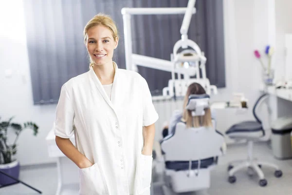 Arts in het kantoor tandarts — Stockfoto