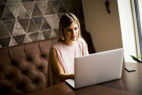 Giovane donna freelance con computer portatile — Foto Stock