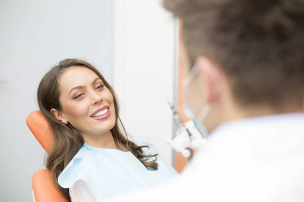 Paciente fazendo exame dentário — Fotografia de Stock