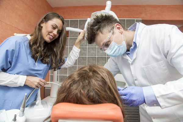 Patiënt met tandheelkundige checkup — Stockfoto