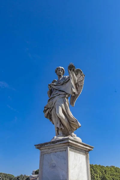 Angel standbeeld in Sant Angelo Bridge — Stockfoto