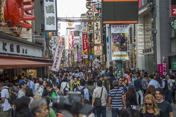 Mensen op de straat van Osaka — Stockfoto